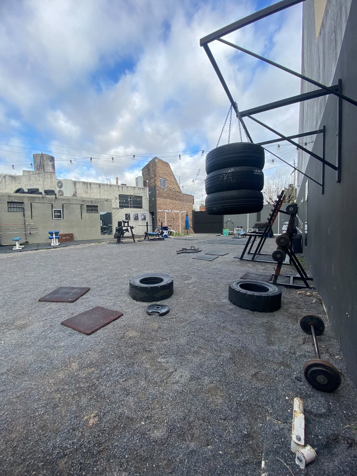 Patio de HalterGym con neumáticos y equipamiento para entrenar al aire libre